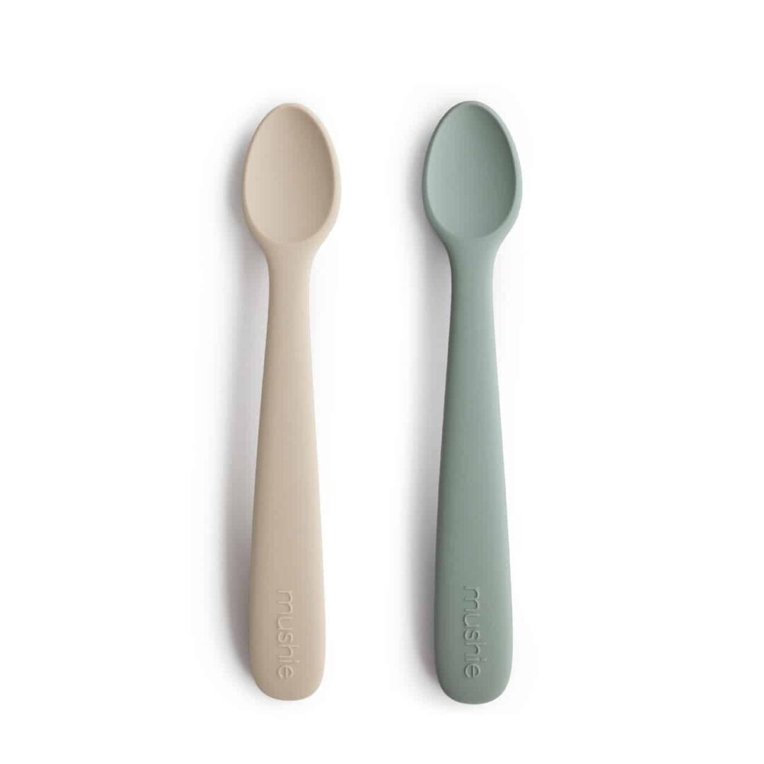 lot de 2 cuillères en silicone bébé Mushie sage + sand