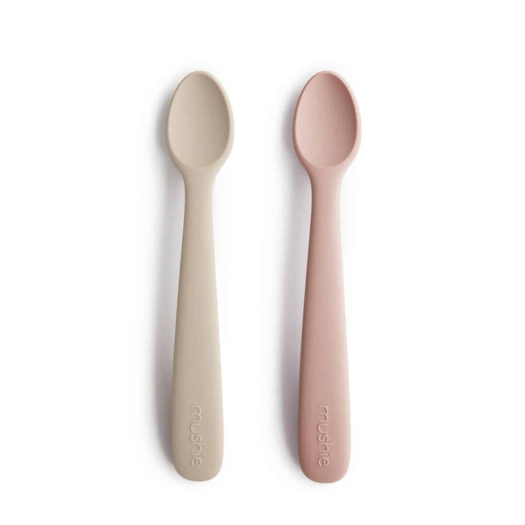lot de 2 cuillères en silicone bébé Mushie sand + blush