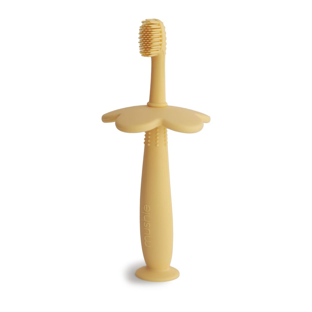 brosse à dents d'apprentissage en silicone mushie yellow