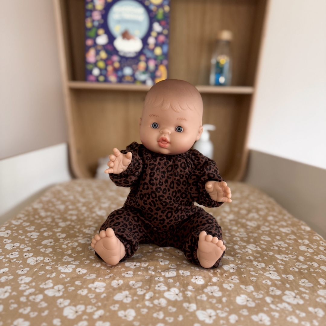 poupée peau claire garçon Louis avec tenue léopard marron