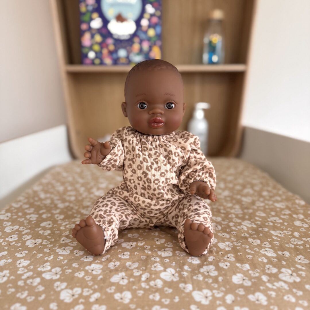 poupée peau noire fille Romy avec tenue léopard beige