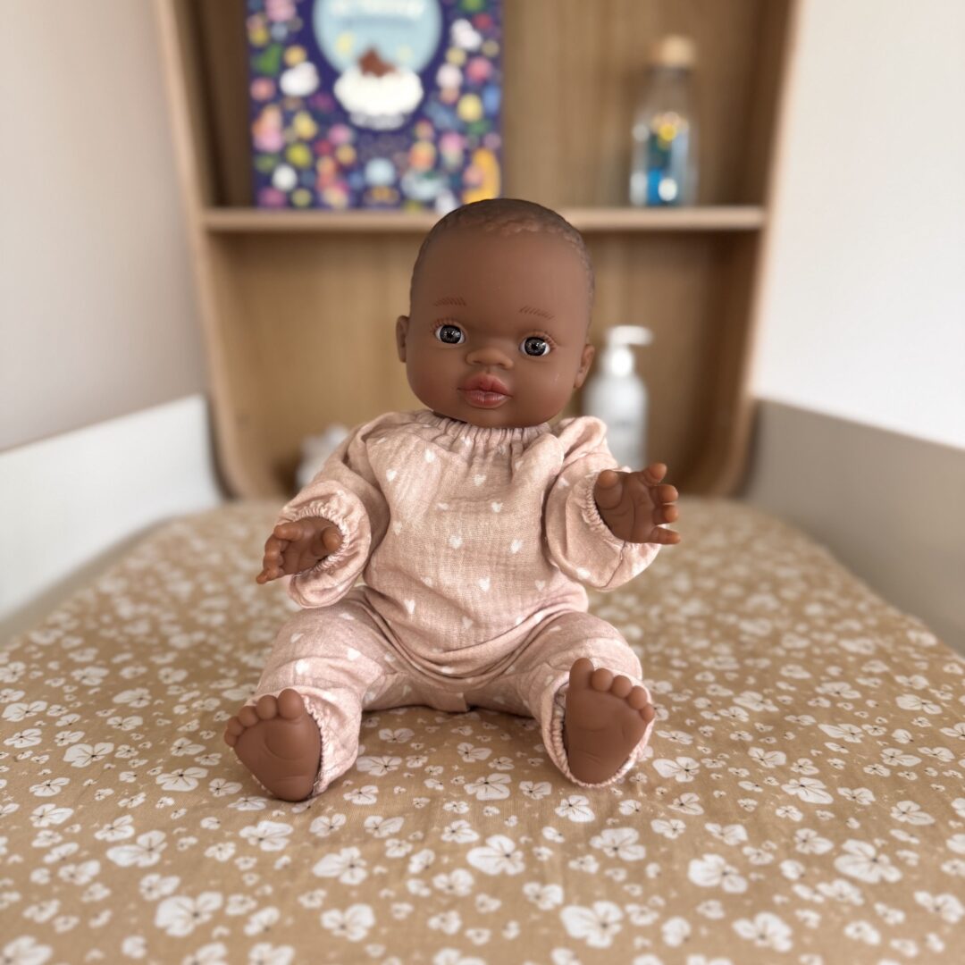 poupée peau noire fille Romy avec tenue petits coeurs
