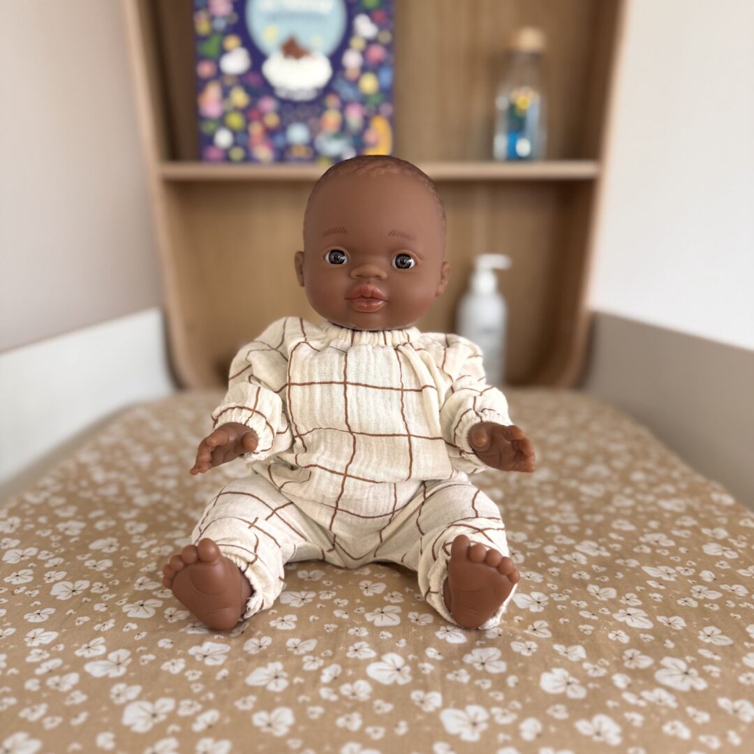 poupée peau noire garçon Sacha avec tenue grands carreaux