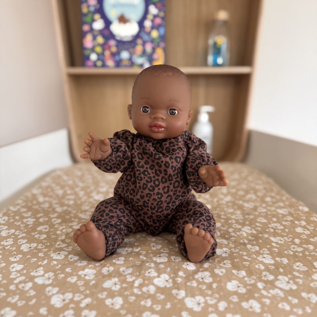 poupée peau noire garçon Sacha avec tenue léopard marron
