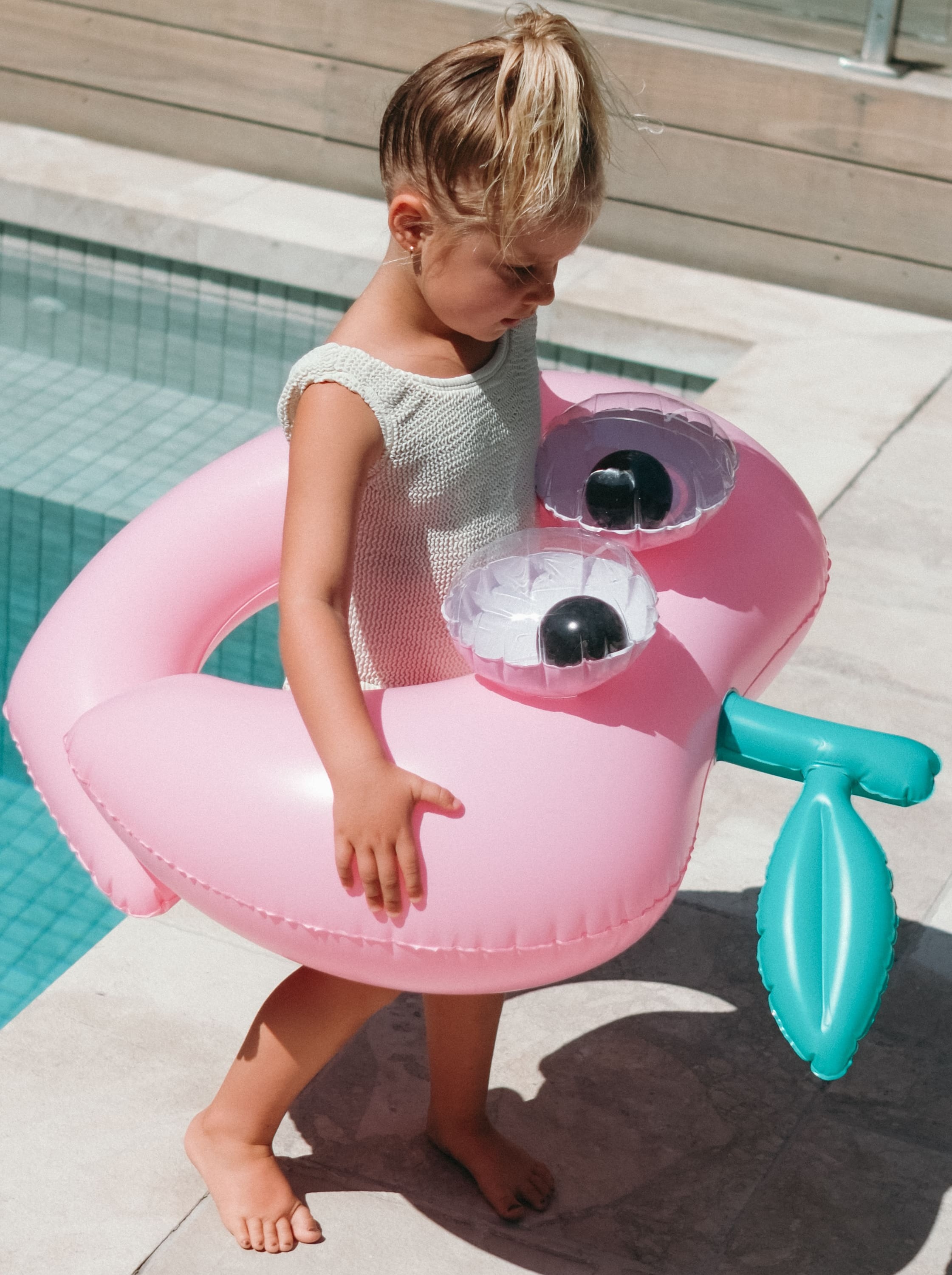 bouée pêche enfant rose pool ring avec yeux 3D Sunny Life